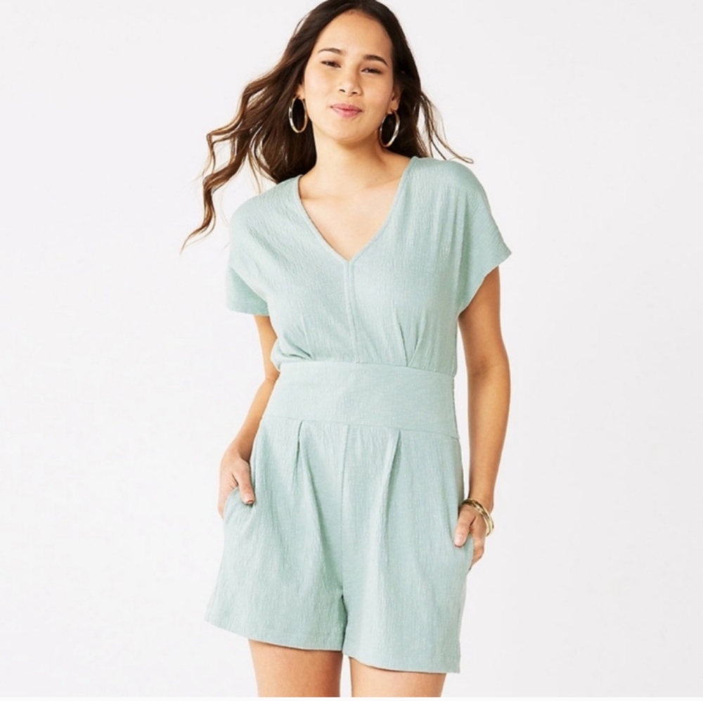 Nine West V-Neck Romper XL Sage Green Shorts Sleeves Cinched Waist Open Back